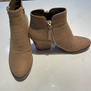 Vaneli Ankle Boots (Taupe)